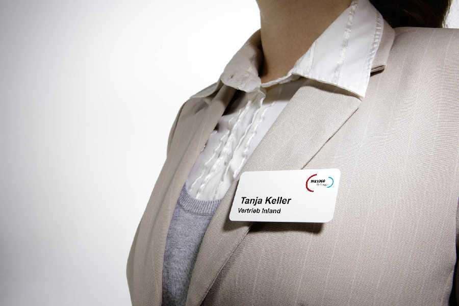 Namensschild Kostüm Namensschild aus Aluminium auf einem Kostüm