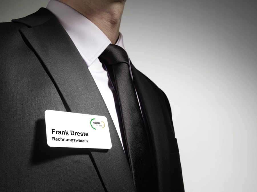 Namensschild Anzug Namensschild aus Aluminium auf einem Anzug
